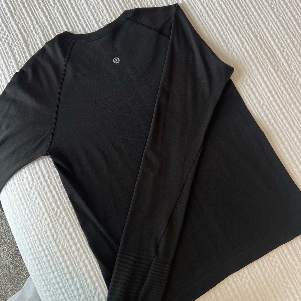 Women’s Lululemon Swiftly Tech Long Sleeve (Waist Length) in Black Size 6